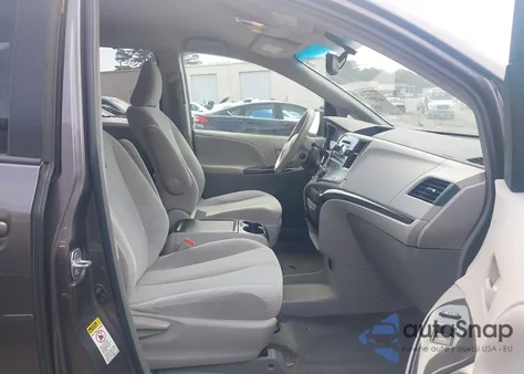 2013 Toyota Sienna Le V6 8 Passenger z USA, uszkodzony, nr VIN 5TDKK3DC4DS345768